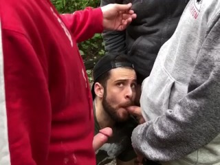 Что парни делают в лесу, когда отправляются в поход