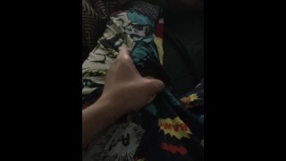 Afferrando il mio cazzo in pigiama