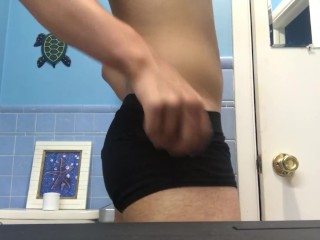 Подросток раздевается после тренировки по пересеченной местности для душа