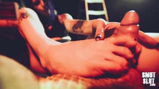 Provocação com meus tootsies: Crossdressing Foot job de garota gótica tatuada