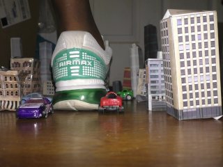 amaninheels - Giant Jogger Destroys the City (teaser).mpg
