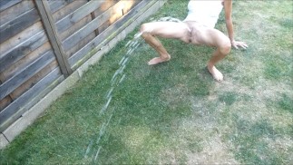 exxxtra маленькая крошечная милфа экстремальная моча писает на открытом воздухе снаружи очень сексуальный pov