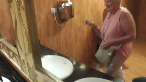 Grand-mère surprise par une éjaculation imparable en public ! Pornhub