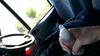 面包车司机在公共场合用精液填充避孕套