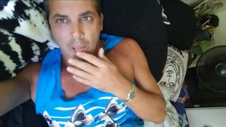 ПРИМАНКА ДЛЯ ГЕТЕРОСЕКСУАЛЬНОГО КРАСАВЧИКА МУЖЧИНЫ-ЗНАМЕНИТОСТИ КОРИ БЕРНШТЕЙНА, ЧТОБЫ ТРАХНУТЬ ПАЛЬЦАМИ ЗАДНИЦУ И СЪЕСТЬ СПЕРМУ 