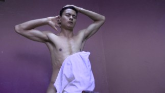 Se COJE la almohada como si fuera un caballo - Alex CUM