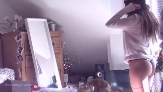 Мельчайшие стринги готовятся к вечеринке дома при солнечном свете