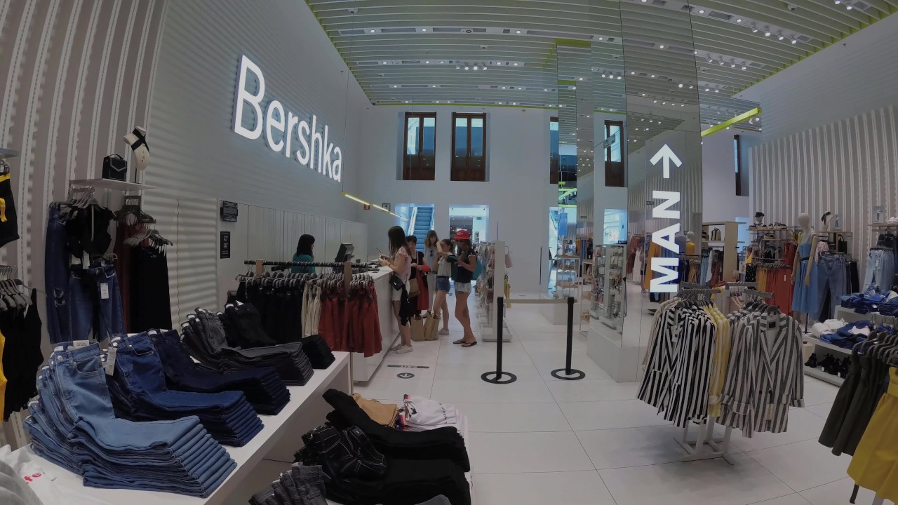 Sasha Bikeyeva - Seks Winkelen (pijpbeurt in Kleedkamer) - Pornhub.com