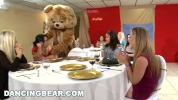 跳舞的熊 - CFNM 派对以大鸡巴男性脱衣舞娘和角质女孩为特色