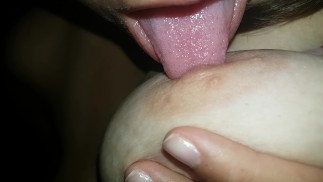 Я играю и облизываю сосок