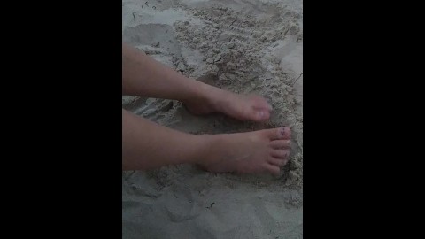 砂の中の足
