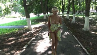 Sexy rubia intermitente y caliente masturbándose en un parque público.