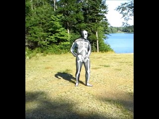 Esqueleto Zentai Armado Al Aire Libre En El Sol