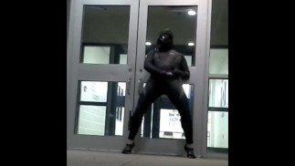 смазанный резиновый человек кончает перед дверями