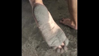 очень грязные сексуальные подошвы ног, идущие по парковке
