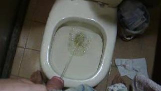 Никки Монтеро писает и скучает дома