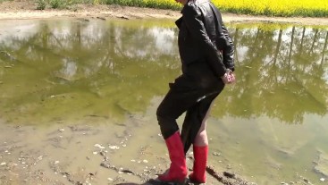 In the mud: Handcuffs, pissing and rubber boots | Modelhub.com