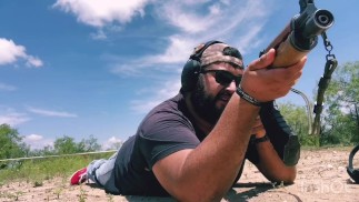 пачкаться с несколькими шлюхами в красных фургонах