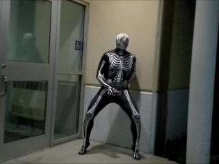 Esqueleto Noturno Se Masturbando Na Frente De Portas Externas