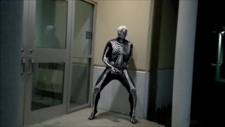 esqueleto nocturno masturbándose frente a las puertas exteriores
