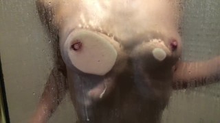 Titty shimmy en la ducha