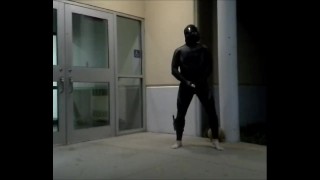 frogman descalzo se corre dentro de un condón frente a las puertas del hotel