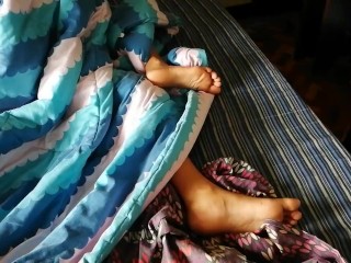 他妈的懒惰的少女整天在我家，向所有人展示她的脚