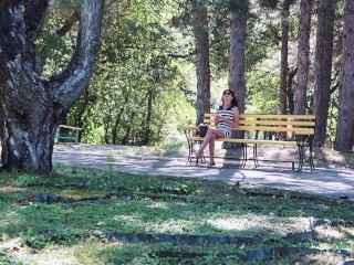 Sexe public dans un parc, elle aime deepthroat et le sexe anal.