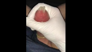 用乳胶手套在避孕套中射精