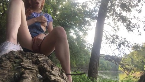 Petite étudiante rousse se masturbe en public et jouit au bord de la rivière