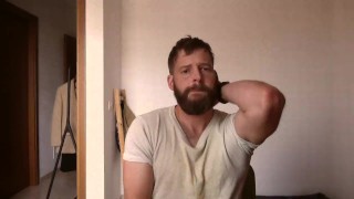 Hot cara barbudo hetero masturbando seu pau e mostrando músculos