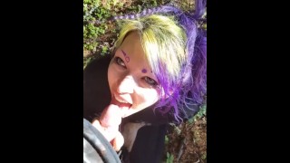 Onderdanige Goth meid gezicht geneukt door vriendje in het bos POV