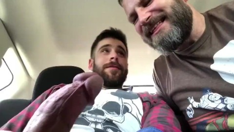 Papá chupa la gran polla de chico en el asiento trasero