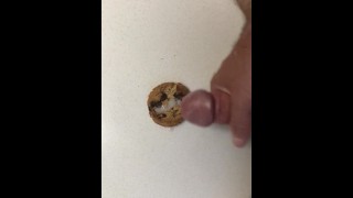 Portugese Canadese jongen komt op en eet Cookie