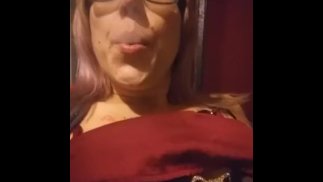 Девушка в очках играет с большими сиськами, пуская дым