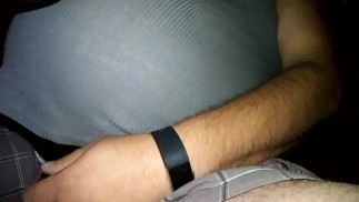 一边开车回家，一边消化一个搭便车的打嗝。