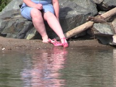 On high heels and bare feet on the sand, plump legs walk along the shore.