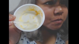 快乐的喂食者吃她的甜点