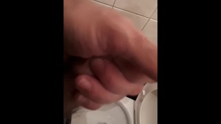Masturbándose en baño público