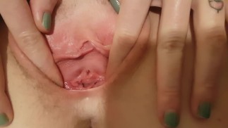 Lux Lives dilate et écarte sa chatte