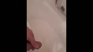 Orinando en la ducha