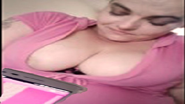 Застенчивый новичок проигрывает пари и пробует новую игрушку, прежде чем надеть ее на публике