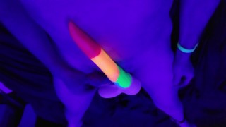 Mezelf neuken met een regenboog UV reactieve gigantische 15"buck dildo