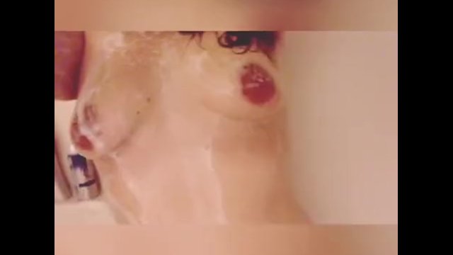 Сексуальная латинская милфа Душ Дразнит