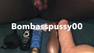 Bombasspussy00 скачет на фаллоимитаторе монстра с фальшивой спермой + массивный сквирт в конце