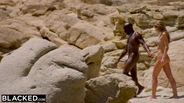 BLACKED強い黒人男性はビーチでブロンドの観光客とセックスします