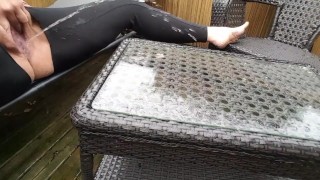 雨中在外面的玻璃顶桌上撒尿