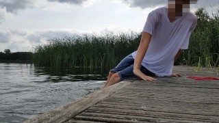 Flacidez mojada al aire libre en el lago con ropa
