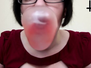 Bubbelgom Babe Pijpt Grote Bubbels