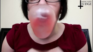 Chica de goma de burbujas sopla grandes burbujas